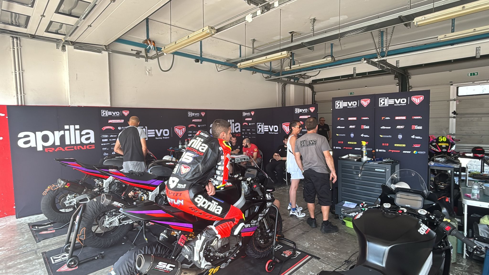 Il box con il team al lavoro